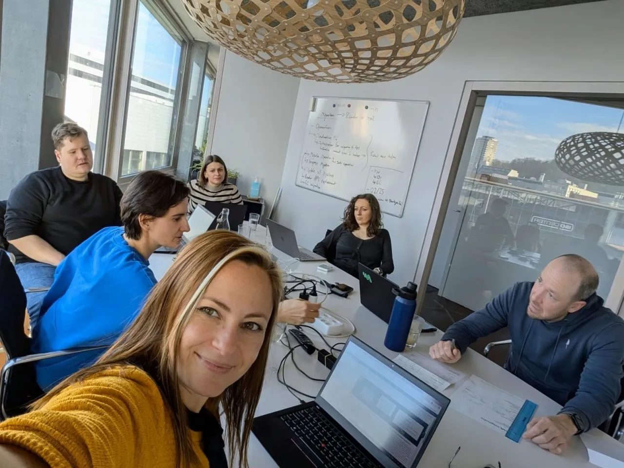 Cloudmaven am Besprechungstisch mit dem Team von Magnolia beim NetSuite-Go-Live.